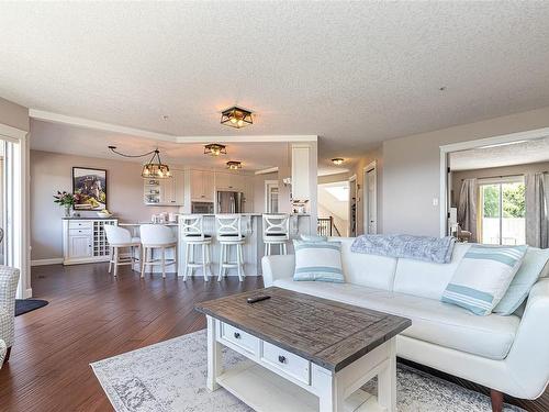 3321 Edgewood Dr, Nanaimo, BC - Indoor Photo Showing Living Room