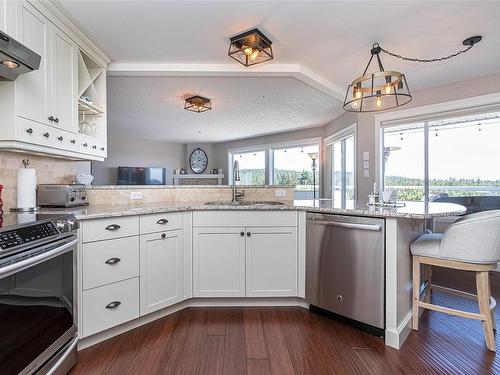 3321 Edgewood Dr, Nanaimo, BC - Indoor Photo Showing Kitchen