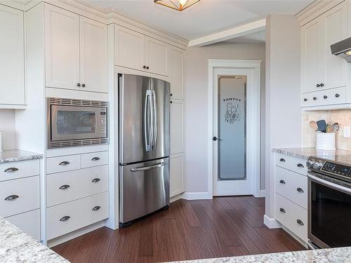 3321 Edgewood Dr, Nanaimo, BC - Indoor Photo Showing Kitchen