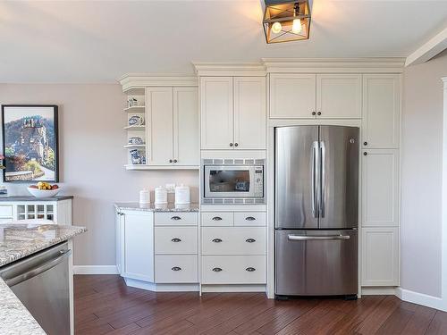 3321 Edgewood Dr, Nanaimo, BC - Indoor Photo Showing Kitchen