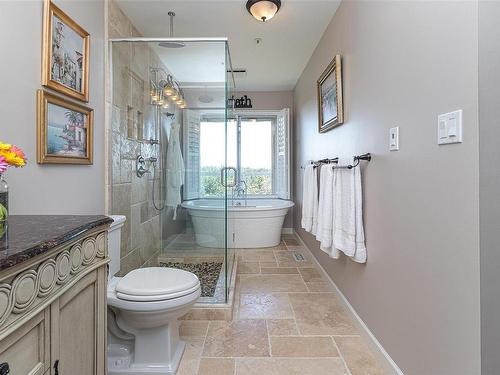 3321 Edgewood Dr, Nanaimo, BC - Indoor Photo Showing Bathroom