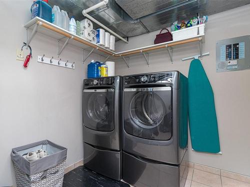 3321 Edgewood Dr, Nanaimo, BC - Indoor Photo Showing Laundry Room