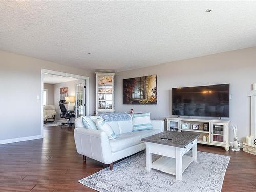 3321 Edgewood Dr, Nanaimo, BC - Indoor Photo Showing Living Room