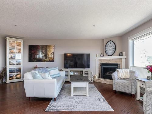 3321 Edgewood Dr, Nanaimo, BC - Indoor Photo Showing Living Room With Fireplace
