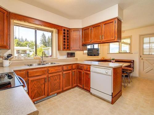 2841 Roseborough Ave, Port Alberni, BC - Indoor Photo Showing Kitchen With Double Sink