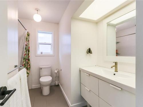 624 Howard Ave, Nanaimo, BC - Indoor Photo Showing Bathroom