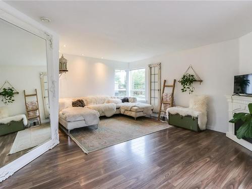 624 Howard Ave, Nanaimo, BC - Indoor Photo Showing Living Room