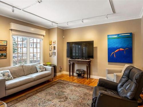 1030 St. Charles St, Victoria, BC - Indoor Photo Showing Living Room