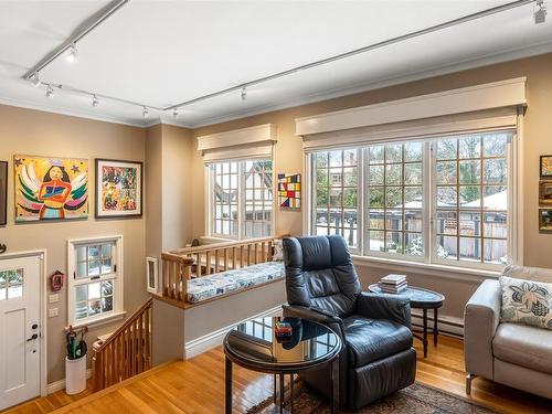 1030 St. Charles St, Victoria, BC - Indoor Photo Showing Living Room