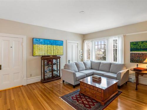 1030 St. Charles St, Victoria, BC - Indoor Photo Showing Living Room