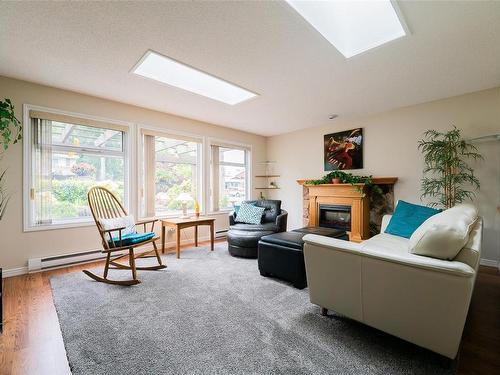 4116 Orchard Cir, Nanaimo, BC - Indoor Photo Showing Living Room