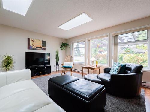 4116 Orchard Cir, Nanaimo, BC - Indoor With Fireplace