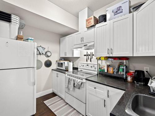 27-460 Azure Place, Kamloops, BC - Indoor Photo Showing Kitchen