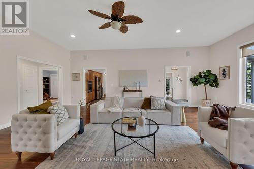 270 Mcgill Road, Brantford, ON - Indoor Photo Showing Living Room