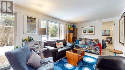 213 Bay Street E, Blue Mountains, ON - Indoor Photo Showing Living Room