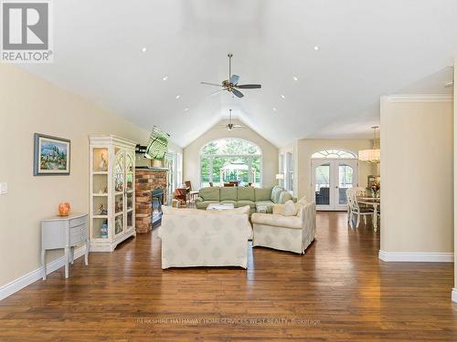 373 Creek View Road, Kawartha Lakes, ON - Indoor Photo Showing Living Room