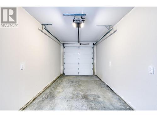1034 Martin Avenue Unit# 4, Kelowna, BC - Indoor Photo Showing Garage