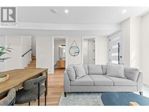 1034 Martin Avenue Unit# 3, Kelowna, BC - Indoor Photo Showing Living Room