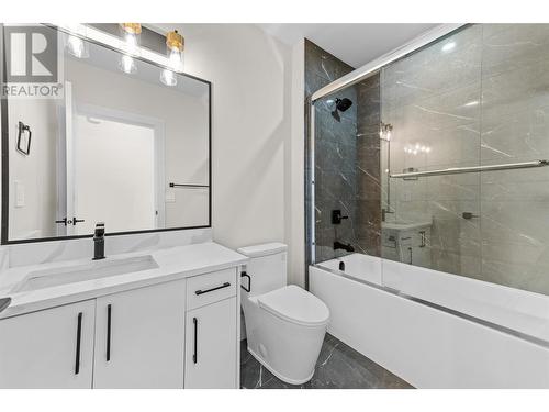 1034 Martin Avenue Unit# 2, Kelowna, BC - Indoor Photo Showing Bathroom