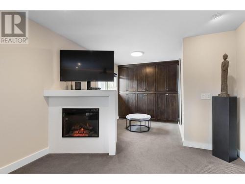 819 Cadder Avenue, Kelowna, BC - Indoor With Fireplace