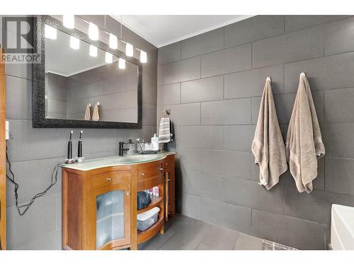 819 Cadder Avenue, Kelowna, BC - Indoor Photo Showing Bathroom