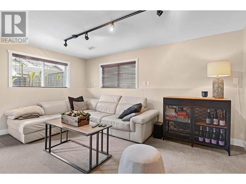 819 Cadder Avenue, Kelowna, BC - Indoor Photo Showing Living Room