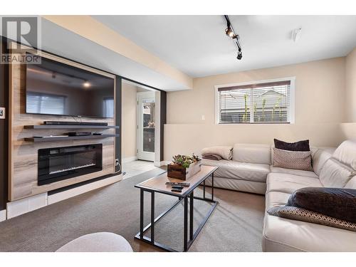 819 Cadder Avenue, Kelowna, BC - Indoor Photo Showing Living Room With Fireplace