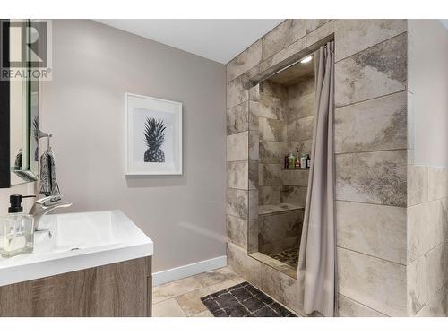 819 Cadder Avenue, Kelowna, BC - Indoor Photo Showing Bathroom