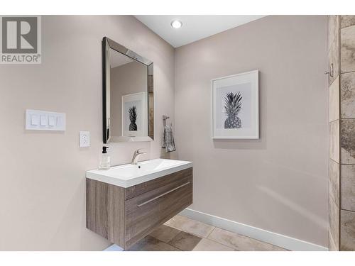 819 Cadder Avenue, Kelowna, BC - Indoor Photo Showing Bathroom