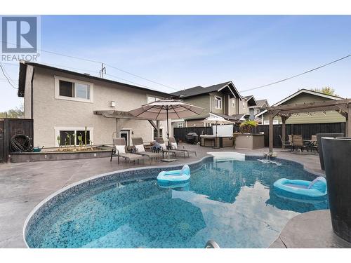 819 Cadder Avenue, Kelowna, BC - Outdoor With In Ground Pool With Backyard