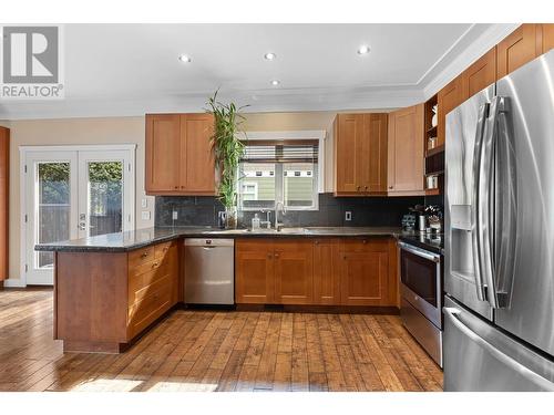 819 Cadder Avenue, Kelowna, BC - Indoor Photo Showing Kitchen With Double Sink