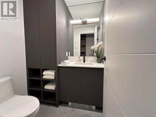 720 Klo Road Unit# 410, Kelowna, BC - Indoor Photo Showing Bathroom