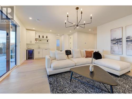 4956 Bucktail Lane, Kelowna, BC - Indoor Photo Showing Living Room