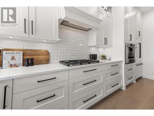 4956 Bucktail Lane, Kelowna, BC - Indoor Photo Showing Kitchen With Upgraded Kitchen