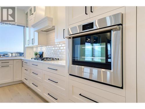 4956 Bucktail Lane, Kelowna, BC - Indoor Photo Showing Kitchen With Upgraded Kitchen