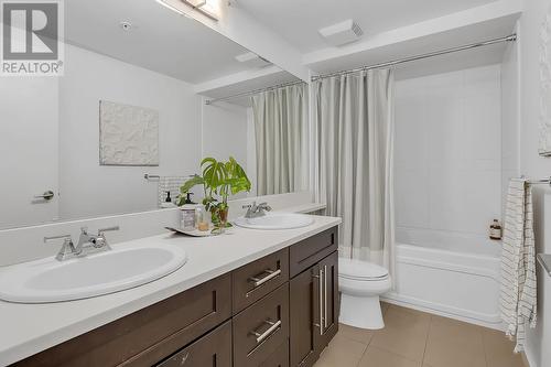 1075 Sunset Drive Unit# 1706, Kelowna, BC - Indoor Photo Showing Bathroom
