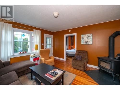 1233 Ethel Street, Kelowna, BC - Indoor Photo Showing Living Room With Fireplace