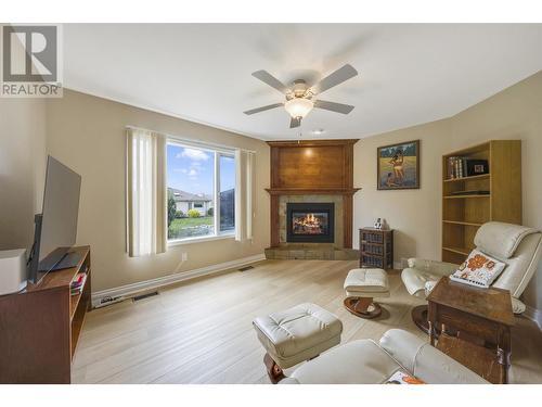 595 Yates Road Unit# 415, Kelowna, BC - Indoor Photo Showing Living Room With Fireplace
