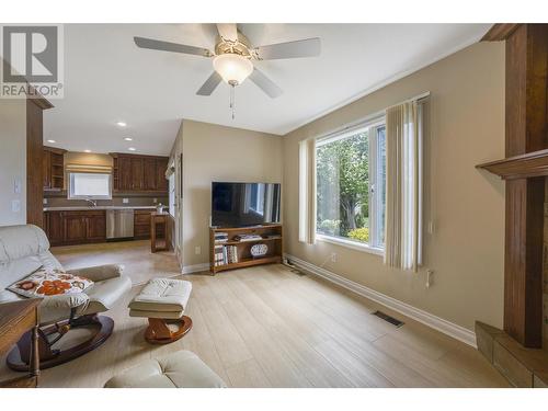 595 Yates Road Unit# 415, Kelowna, BC - Indoor Photo Showing Living Room