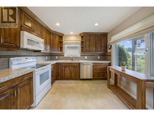 595 Yates Road Unit# 415, Kelowna, BC - Indoor Photo Showing Kitchen