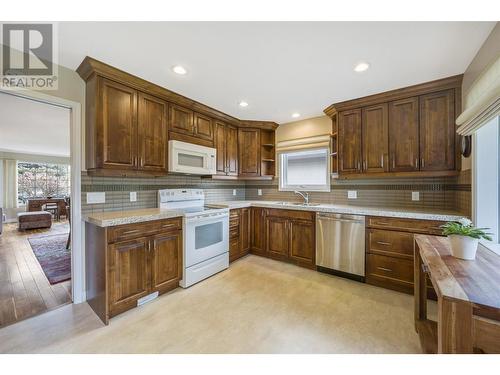 595 Yates Road Unit# 415, Kelowna, BC - Indoor Photo Showing Kitchen