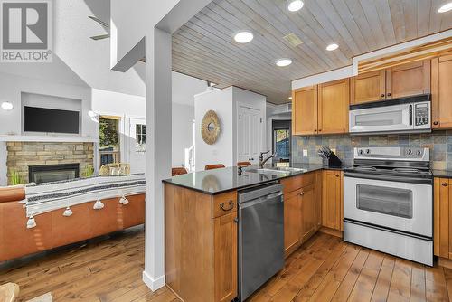 6952 Terazona Drive Unit# 408, Kelowna, BC - Indoor Photo Showing Kitchen