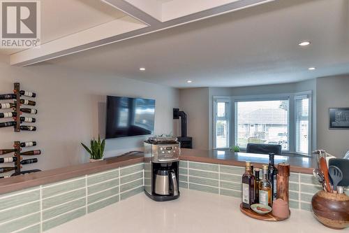 485 Curlew Drive, Kelowna, BC - Indoor Photo Showing Living Room