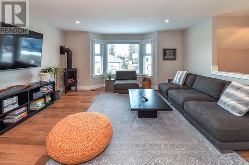 485 Curlew Drive, Kelowna, BC - Indoor Photo Showing Living Room