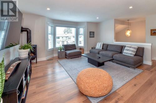 485 Curlew Drive, Kelowna, BC - Indoor Photo Showing Living Room