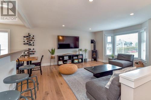 485 Curlew Drive, Kelowna, BC - Indoor Photo Showing Living Room