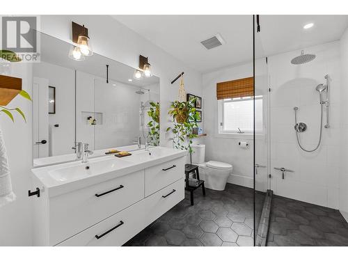 306 Yates Road, Kelowna, BC - Indoor Photo Showing Bathroom
