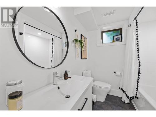 306 Yates Road, Kelowna, BC - Indoor Photo Showing Bathroom