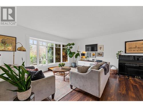 306 Yates Road, Kelowna, BC - Indoor Photo Showing Living Room