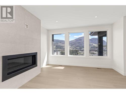 859 Melrose Street, Kelowna, BC - Indoor Photo Showing Living Room With Fireplace